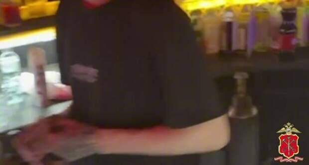 Полиция изъяла веселящий газ и поддельный алкоголь из бара в центре Петербурга