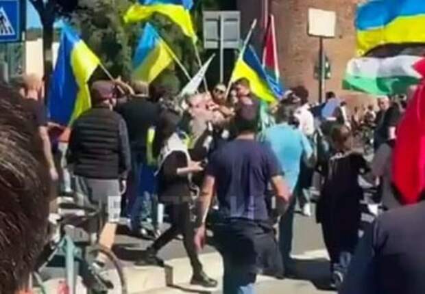 La Repubblica: пришедших с флагами Украины на марш в Риме назвали фашистами