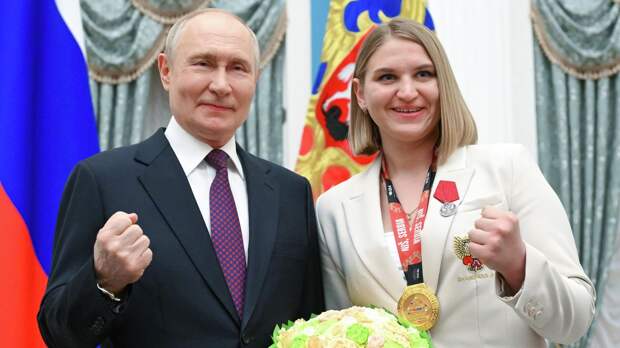 Путин "по-боксерски" сфотографировался с чемпионкой мира