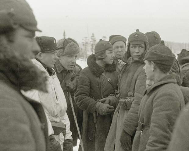 Бойцы лыжного батальона РККА осматривают захваченный поселок. 1939-1940 гг