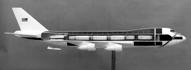 Масштабный макет лайнера Боинг-747, доработанного по программе CMCA, 1977 год - На замену «стратосферной крепости» | Warspot.ru