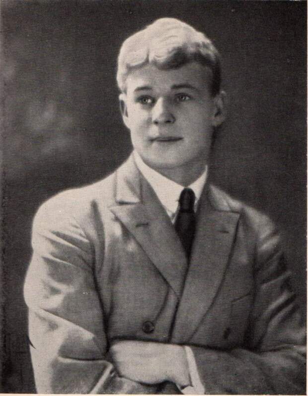 Какие реально были взаимоотношения Есенина и Маяковского