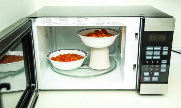 Разогреваем одновременно две тарелки в одной микроволновке. \ Фото: dv.is.