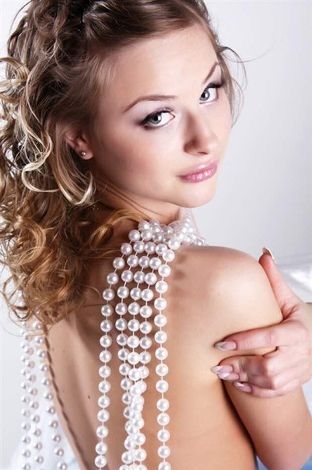 девушка в бусах из жемчуга. красивые бусы. девушки в жемчужных пусетах. жемчужные украшения на девушке. красивая ухоженная женщина.