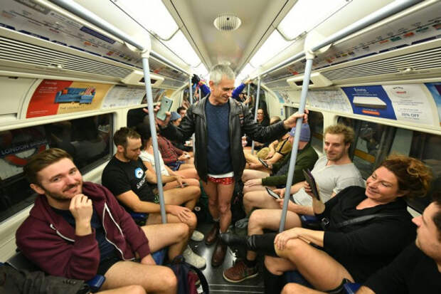 Пассажиры лондонского метро разделись до трусов