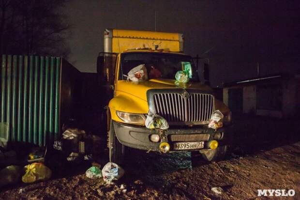 В Туле закидали грузовик мусором. Месть за хамскую парковку авто, автоместь, автохам, месть, мусор, мусорка, наказание, парковка