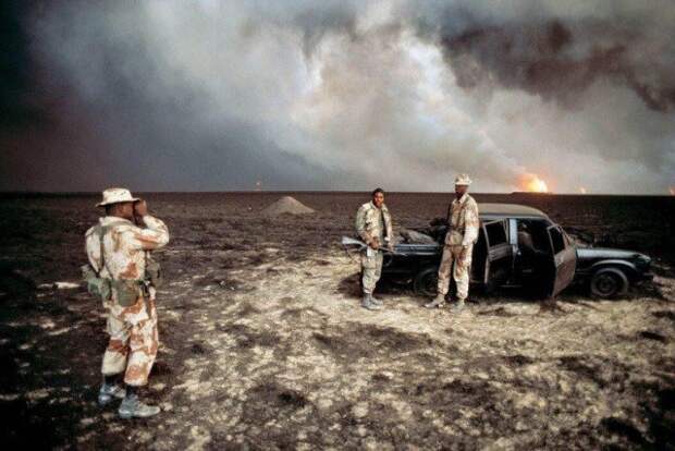 Морпехи США фотографироваются на фоне сгоревшего автомобиля, Кувейт, 1991 год. история, люди, мир, фото