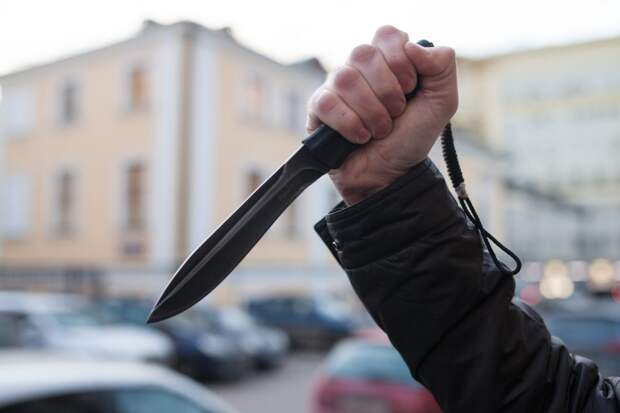 Угрожая ножом, злоумышленники забрали цепочку и крест общей стоимостью 100 тыс. руб¬лей / Фото: Алексей Белкин, «Звездный бульвар»