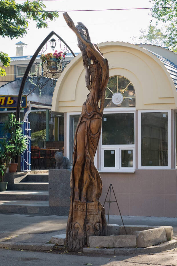 Одна из самых хлипких скульптур - Ассоль