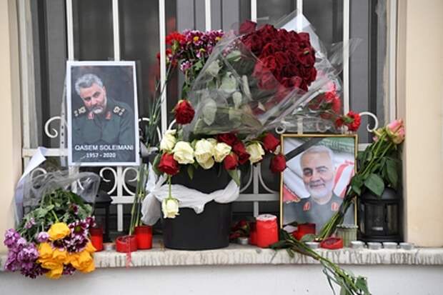 Цветы у посольства Ирана в Москве после убийства генерала Касема Сулеймани