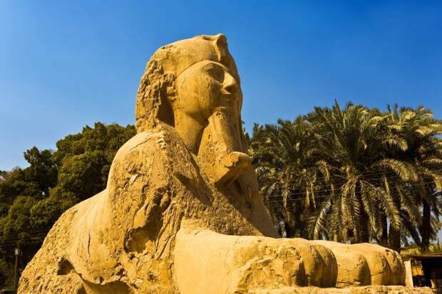 На протяжении тысячелетий Египтом правили более трёх десятков династий фараонов. А столицами побывали 15 городов, некоторые- более трёх раз!!!  Мемфис Город основан около 3100 г. до н.э.-8