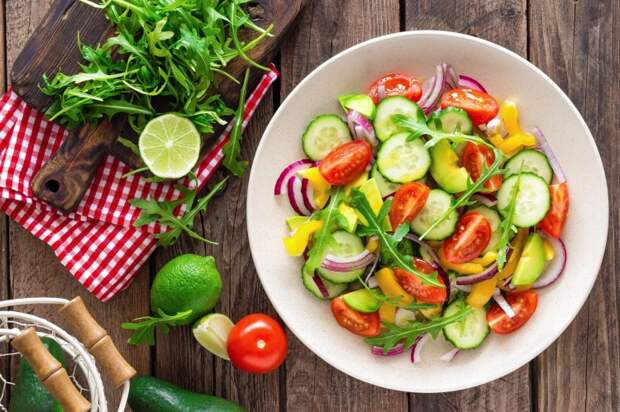 Сытный и питательный плов лучше всего сочетается с легкими овощными салатами с минимальной заправкой или вообще без нее