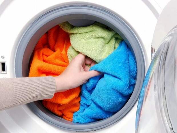 В машинке полотенца нужно стирать при температуре 40-60 градусов. / Фото: Twitter.com