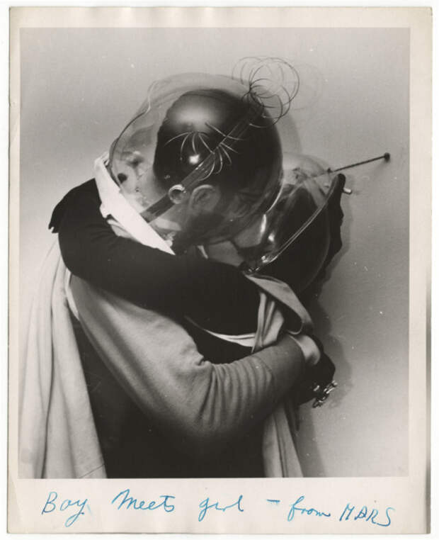 Парень встречает девушку с Марса, Калифорния, 1955 год. Автор: Arthur Fellig (Weegee).