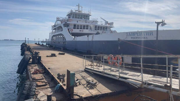 В Керчи приостановили работу паромной переправы: бушует сильный ветер