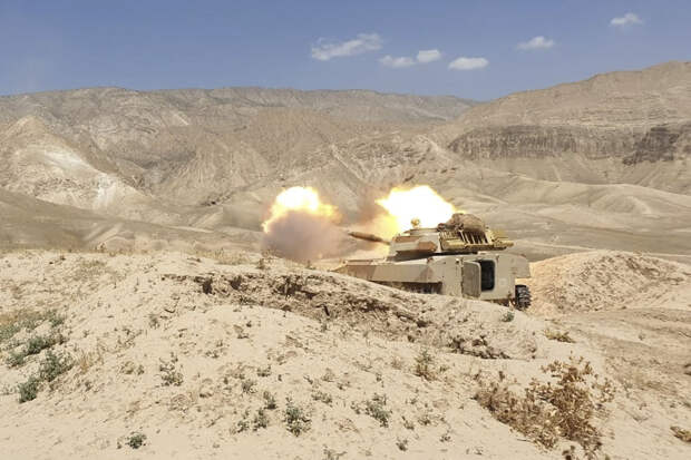 Артиллеристы российской военной базы в Таджикистане уничтожили мобильные группы условного противника в горной местности