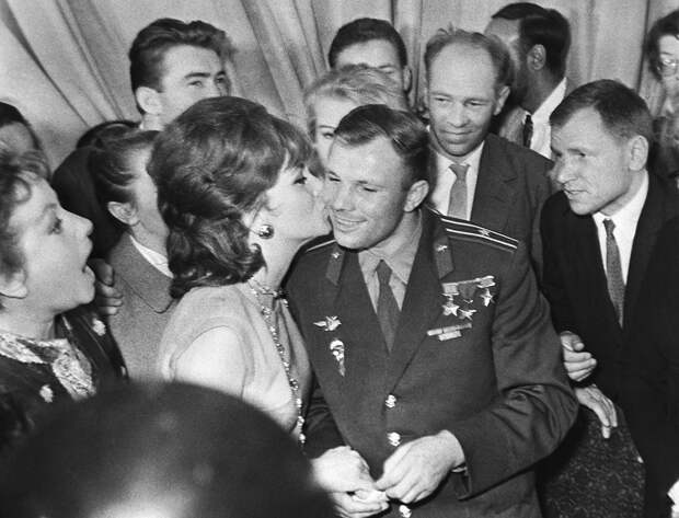 Как Юрия Гагарина встречали после полета (ФОТО)