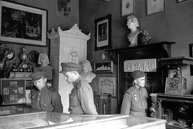 Советские воины осматривают экспонаты дома-музея Гете в освобожденном Веймаре, Германия. Фото: РИА Новости