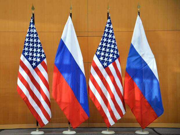 Государственные флаги России и США во время двусторонних переговоров по безопасности между США и Россией в Женеве© РИА Новости / Алексей Витвицкий