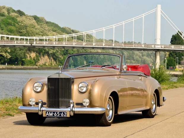 Жёлтый Rolls-Royce с своей личной парковкой в жёлтый цвет