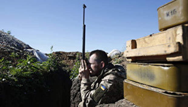 Украинский военный на позиции в Донбассе. Архивное фото