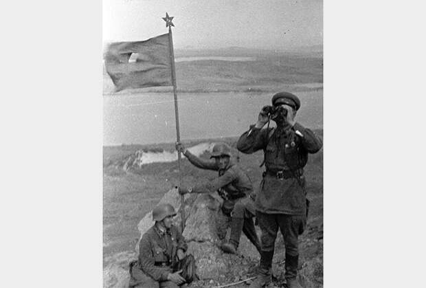 Красноармейцы устанавливают красный флаг на сопке Заозерной. Август 1938 года