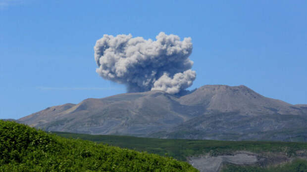 Вулкан Эбеко выбросил столб пепла высотой 3 км на Курилах