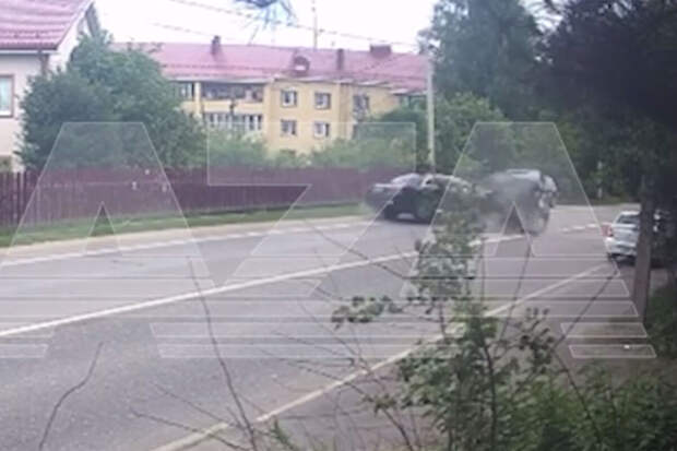 На видео попал момент столкновения Mercedes депутата Госдумы Езубова с Land Rover
