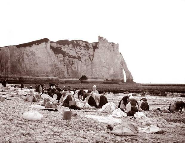 Стирка на берегу, Этрета, Франция ХХ век, винтаж, восстановленные фотографии, европа, кусочки истории, путешествия, старые снимки, фото