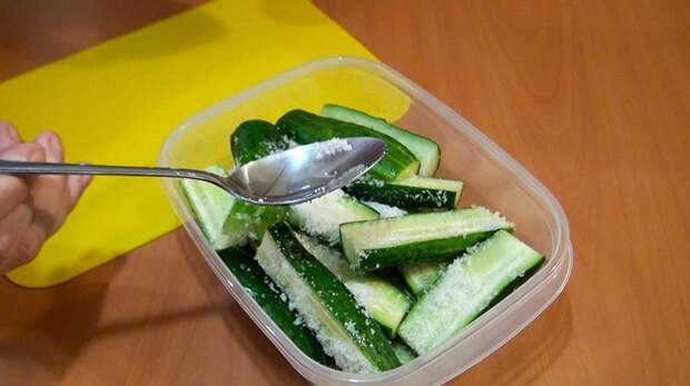 Как приготовить вкуснейшие малосольные огурчики всего за 2 часа: самый простой способ Как приготовить вкуснейшие малосольные огурчики всего за 2 часа: самый простой способ