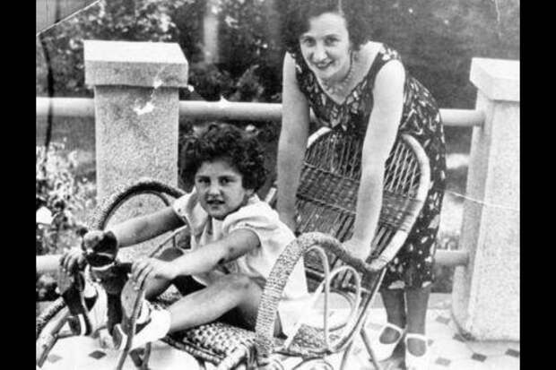 Жена Николая Ежова Суламифь Соломоновна Хаютина (Файгенберг) с дочерью Натальей. / commons.wikimedia.org Жена Николая Ежова Суламифь Соломоновна Хаютина (Файгенберг) с дочерью Натальей. / commons.wikimedia.org
