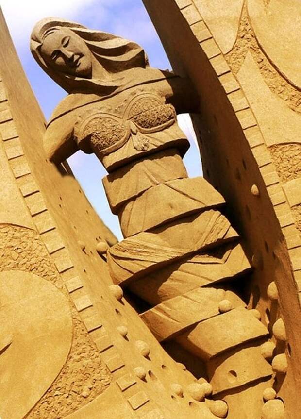 Невероятные скульптуры из песка (14 фото)