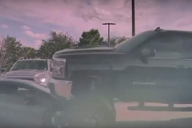 Водитель на огромном пикапе раздавила роскошный суперкар и не поняла этого