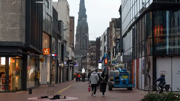 Тысячи человек приняли участие в протестах против ограничительных мер в Амстердаме