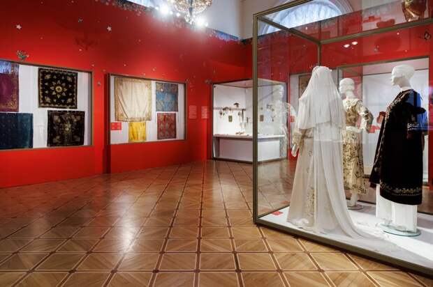 Эрмитаж представил выставку об истории османского и анатолийского приданого