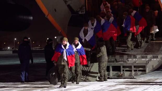 «Узнал, что стал дедушкой»: освобожденные бойцы пообщались с родными