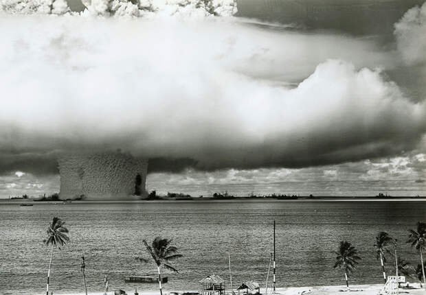 Испытание атомной бомбы на атолле Бикини