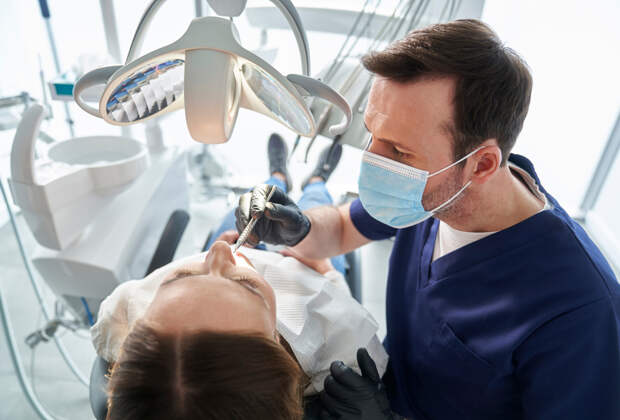 Россиянам назвали красноречивые сигналы проблем с зубами