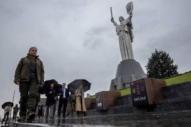 В МИД прокомментировали демонтаж надписи на русском языке у «Родины-матери» в Киеве