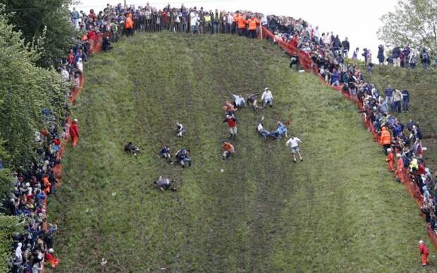 Cooper's Hill Cheese-Rolling. / Фото: www.etot-prazdnik.ru Cooper's Hill Cheese-Rolling. / Фото: www.etot-prazdnik.ru