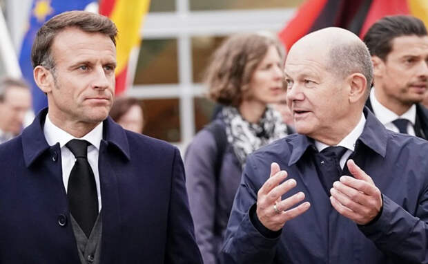 Макрон при выходе из самолета в Индии прошел мимо супруги, не глядя на нее