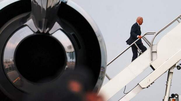 Байден в Ирландии не смог написать текст для гостевой книги без подсказки