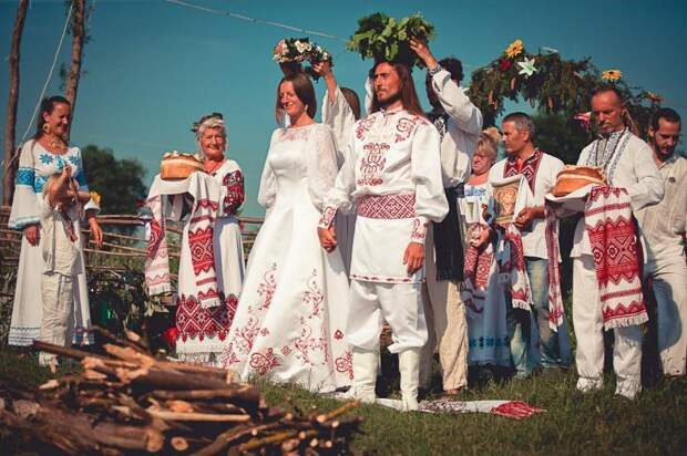 Одно на двоих: какой тайный смысл хранит в себе вышитое полотенце на свадьбе