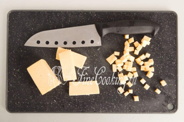 100 граммов вашего любимого твердого или полутвердого сыра нарезаем мелким кубиком