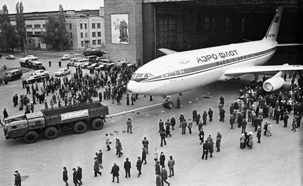 На фото: первый серийный аэробус "ИЛ-86" во время выезда из ворот сборочного цеха, Воронеж, СССР, 1977 год.
