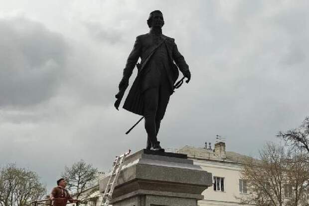 В Тамбове установили 6-метровый памятник Гавриилу Державину