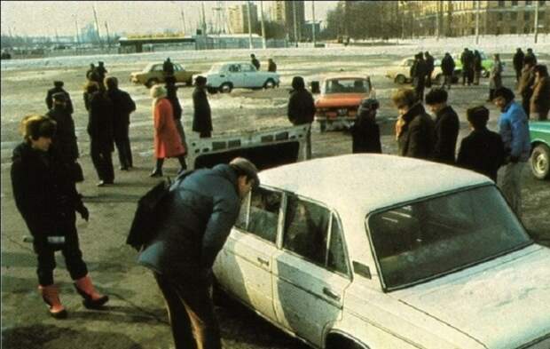 Крупнейший нелегальный рынок подержанных автомобилей в Москве. Крупнейший нелегальный рынок подержанных автомобилей в Москве.