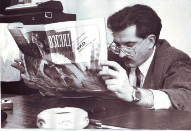 Владислав Листьев изучает второй номер газеты «Взгляд», 22 января 1992 года, Москва история, люди, мир, фото