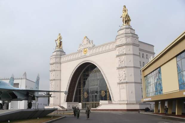 Встречи с космонавтами регулярно проходят на ВДНХ/ Роман Балаев