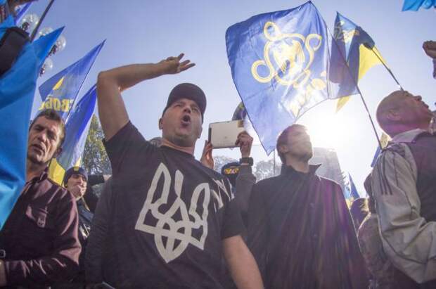Майкл Бом жестко прошелся по Украине, обвинив жителей в фашизме Майкл Бом жестко прошелся по Украине, обвинив жителей в фашизме